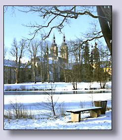 Pohled na kostel a knihovnu od severovchodu z klternho parku